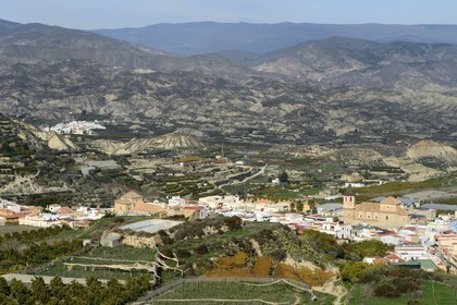 Espagne, Andalousie, Province d'Almeria, Huécija et Bentarique en arrière plan en bordure du désert de Tabernas