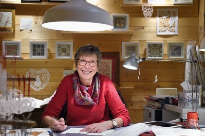 France, Bas-Rhin (67), Bischwiller, l'imagière Michèle Wagner a relancé le canivet ou l'art du papier découpé pour styliser notamment les décorations de Noel