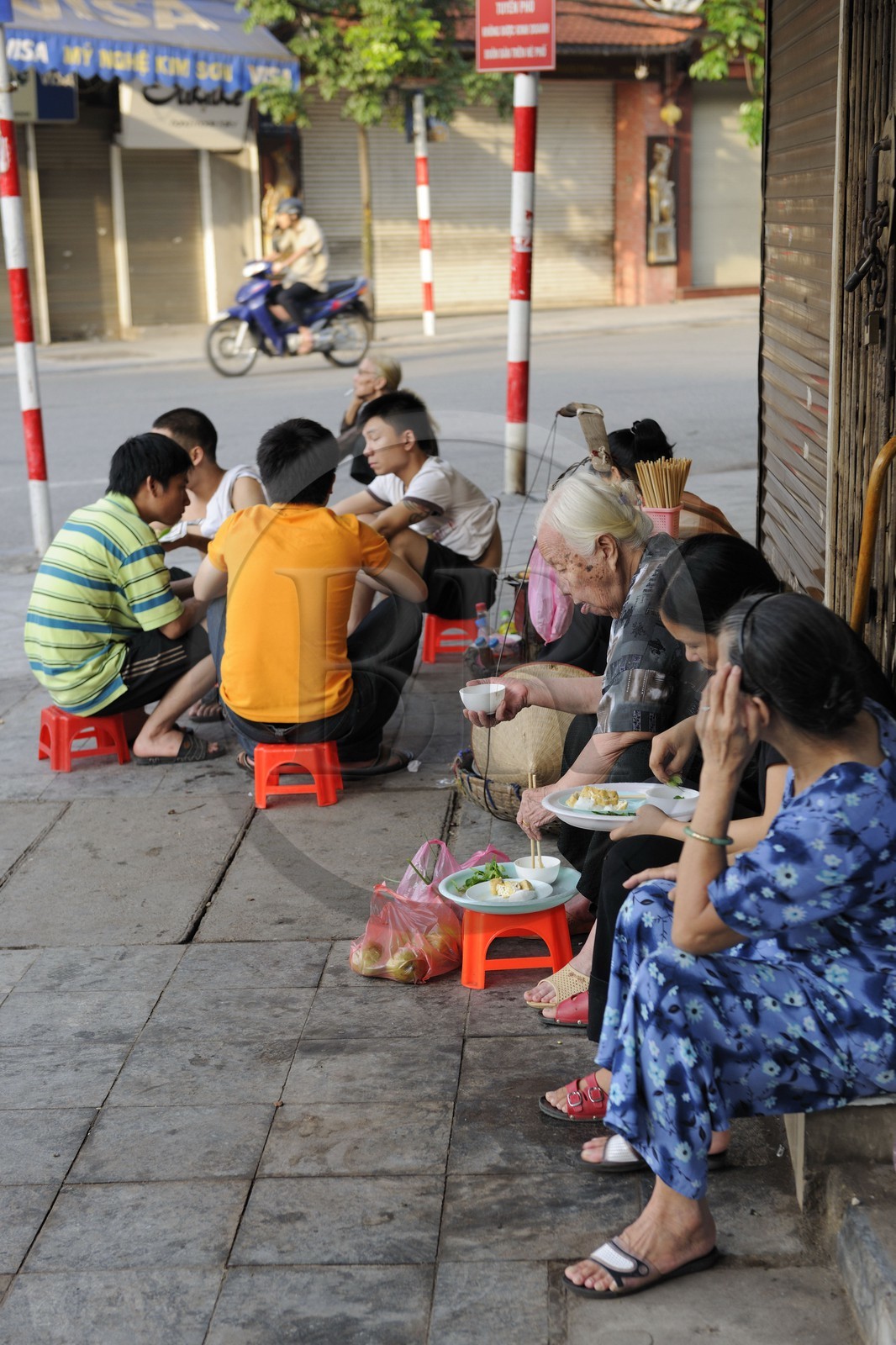 Vietnam, Hanoï, quartier des 36 rues dans la vieille ville, restaurant de petits déjeuners sur le trottoir