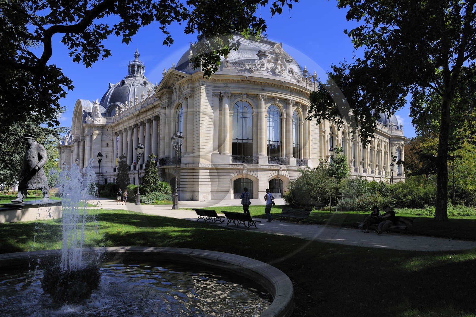 France, Paris (75), Petit Palais de l' architecte Charles Girault (Exposition universelle de 1900) et statue de Winston Churchill