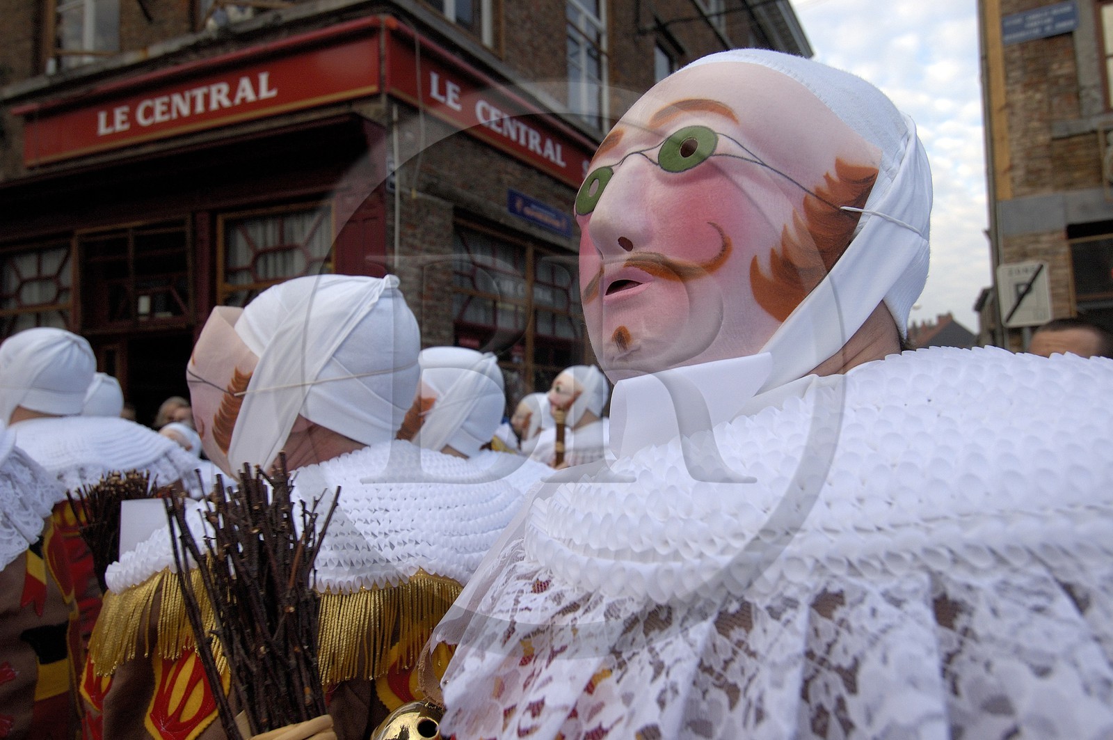 Belgique, Wallonie, carnaval de Binche, Gilles de Binche portant son masque spécifique avec un ramon (bois) à la main