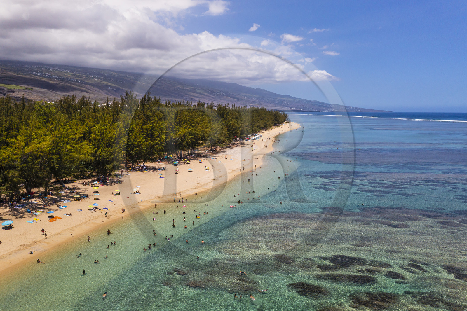 France, île de la Réunion, la Cote Ouest, plage du lagon de Saint-Gilles-Les-Bains à l'Ermitage-les-Bains, bordée par des filaos (vue aérienne)