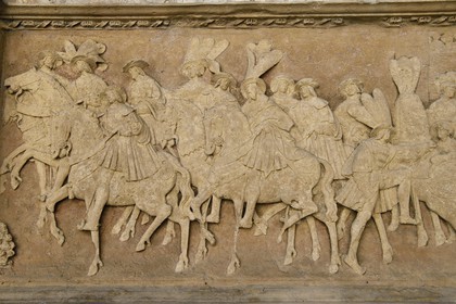 France, Seine-Maritime (76), Rouen, place de la Pucelle, Hôtel de Bourgtheroulde a été bati dans la première moitié du XVIe siècle par Guillaume Le Roux, fresque en bas-relief de la Galerie d'Aumale représentant l'entrevue du camp du Drap d'Or entre François Ier et le roi d'Angleterre Henri VIII, détail
