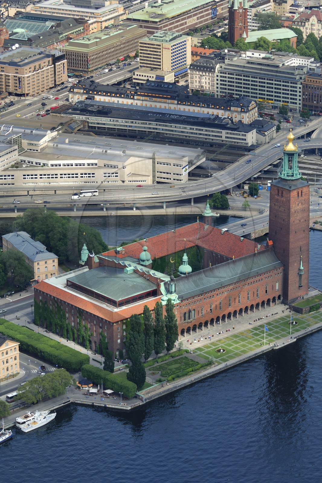 Sweden, Stockholm, Kungsholmen island, Stockholm City Hall , also named Stadshuset, built by architect Ragnar Ostberg (aerial view)