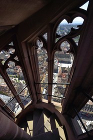 France, Bas-Rhin (67), Strasbourg, vieille ville classée au Patrimoine Mondial de l'UNESCO, la cathédrale Notre-Dame, un des quatres escaliers à vis appelées les Vier Schnecken (quatre escargots) qui entourent la tour octogonale de 40 mètres, la place Gutenberg en arrière plan