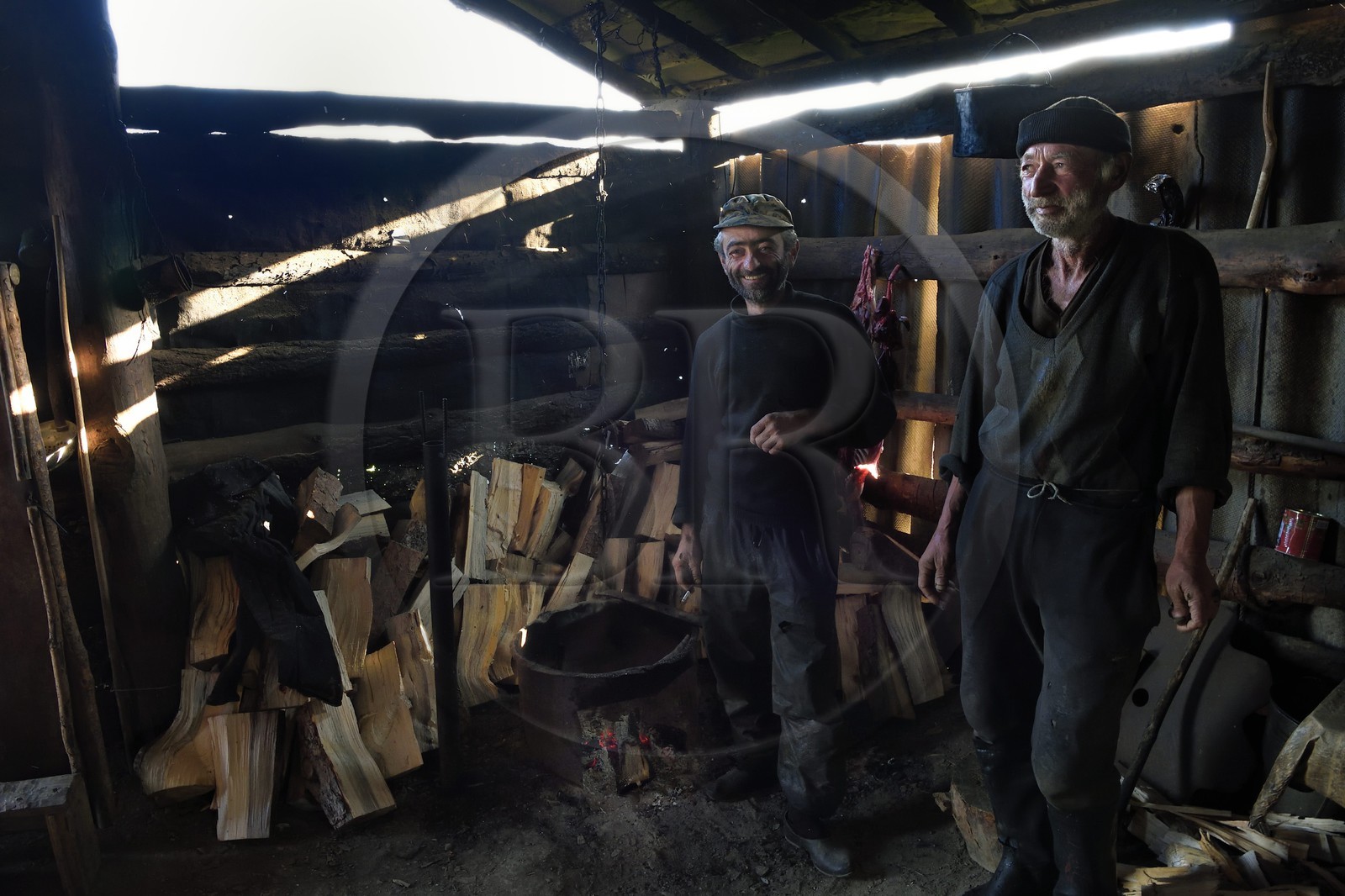 Géorgie, Kakheti, Parc national de Touchétie, bergerie vers le village de Bochorna, les bergers Mikourdzé et Kako y fabriquent leur fromage de manière traditionelle et artisanale