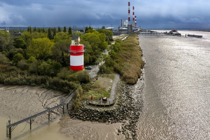 France, Loire-Atlantique (44), Cordemais, collection d'art contemporain à ciel ouvert Estuaire, la Villa Cheminée réalisé par l'artiste japonais Tatzu Nishi sur les rives de la Loire, oeuvre d'art mais aussi maison d'hôtes insolite, la centrale électrique thermique de Cordemais en arrière plan (vue aérienne)