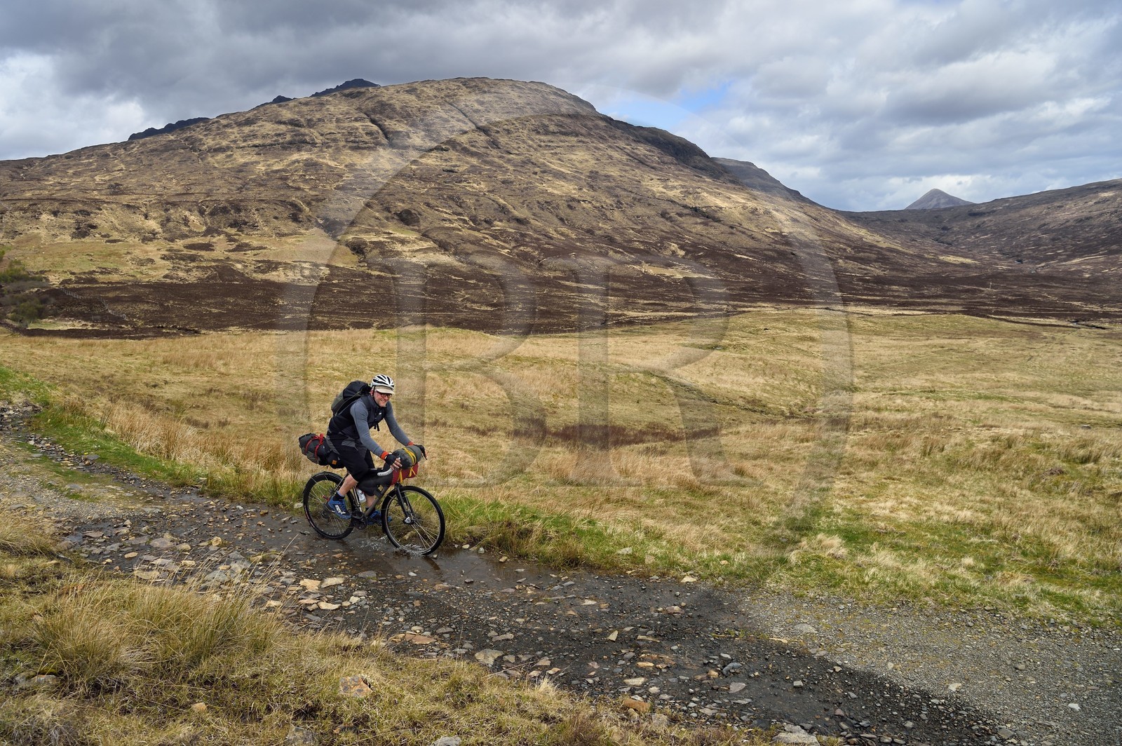 Royaume-Uni, Ecosse, région des Highlands, les Hébrides, Ile de Skye, vététiste vers les Black Cuillin Mountains sur le chemin de Camasunary