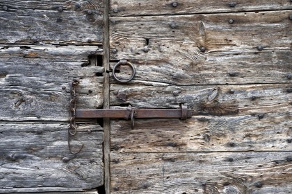 France, Lozère (48), Parc naturel régional de l'Aubrac, village de Saint-Juéry, porte de grange