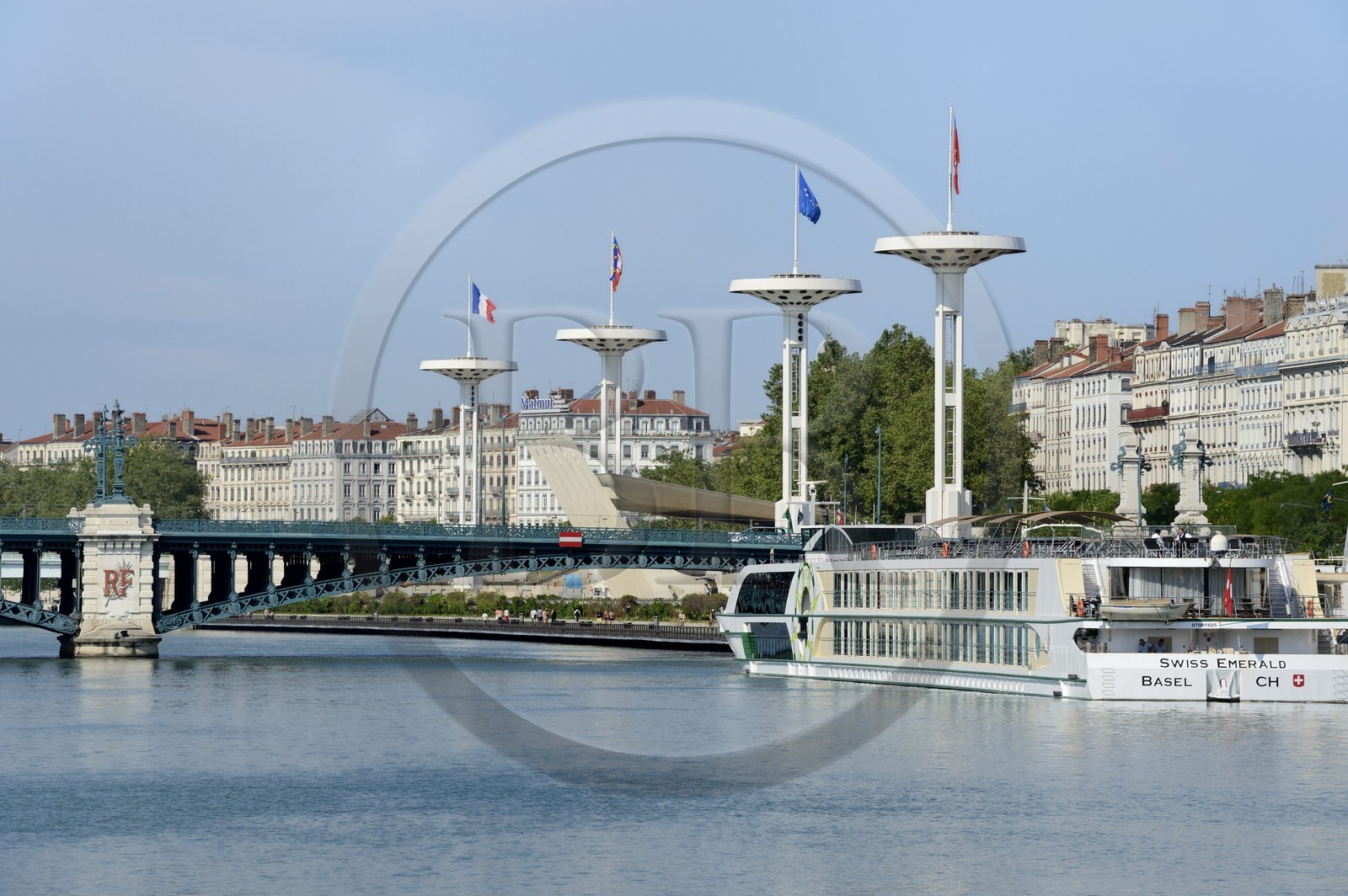 France, Rhône (69), Lyon, quai Claude Bernard sur le Rhône, la piscine et le Pont de l'Université