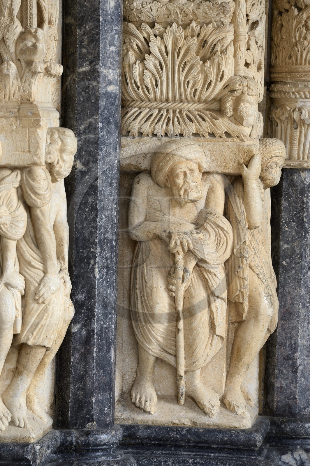 Croatie, Dalmatie, côte dalmate, Trogir, centre historique classé Patrimoine Mondial de l'UNESCO, détail du portail occidental, joyau du sanctuaire, sculpté à partir de 1240 de la Cathédrale Saint Laurent de Trogir, atlante