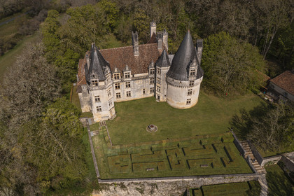 France, Dordogne (24), Périgord Vert, Villars, Chateau de Puyguilhem de style Renaissance (vue aérienne)