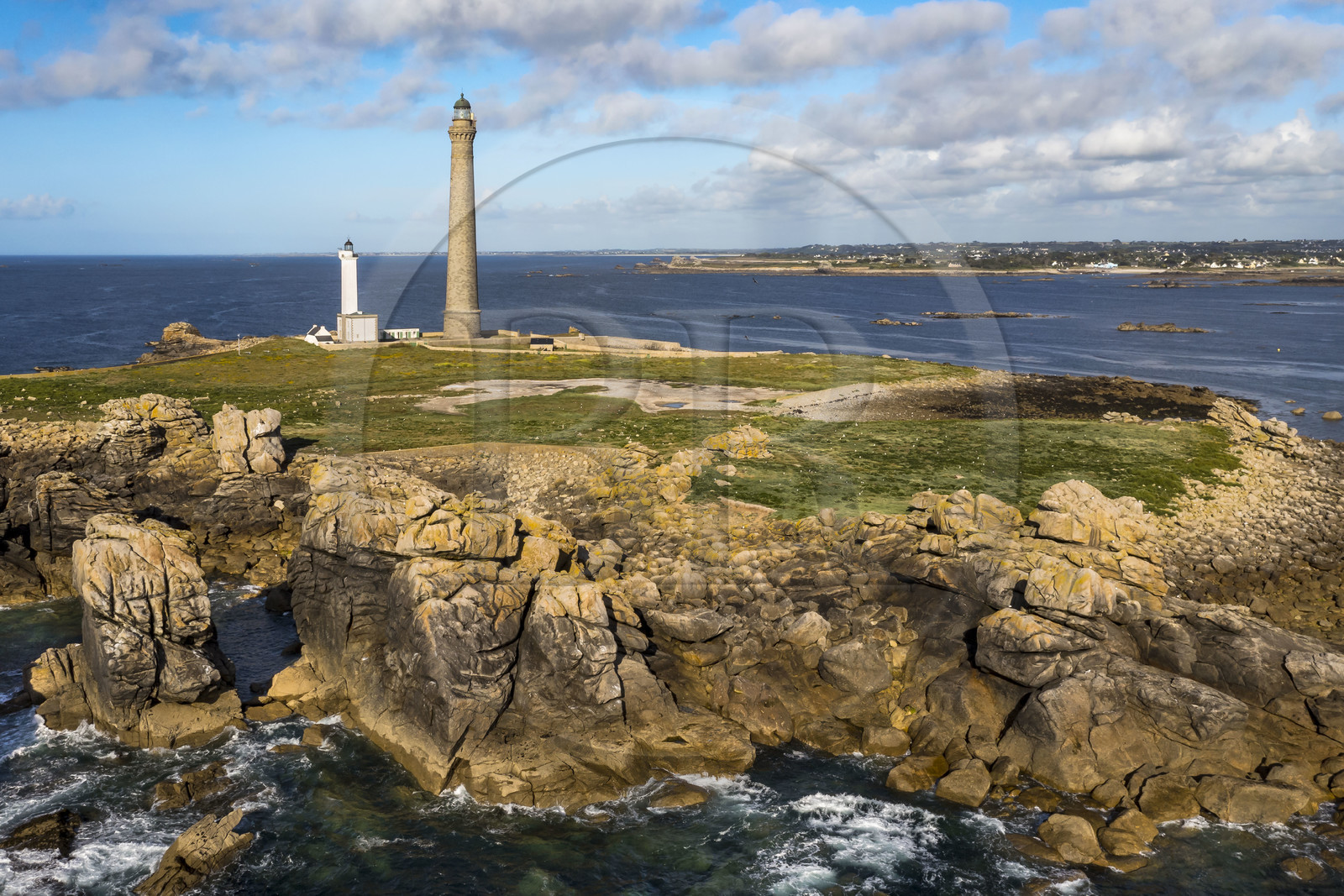 France, Finistère (29), Pays des Abers, Ile Vierge dans l'archipel de Lilia, le phare de l'Ile Vierge, le plus haut phare d'Europe avec 82,5 mètres, et l'ancien phare de 1845 (vue aérienne)