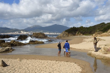 France, Corse-du-Sud (2A), Golfe d'Ajaccio, plage du Capitello à l'embouchure de l'étang de Casavone et Ajaccio en arrière plan