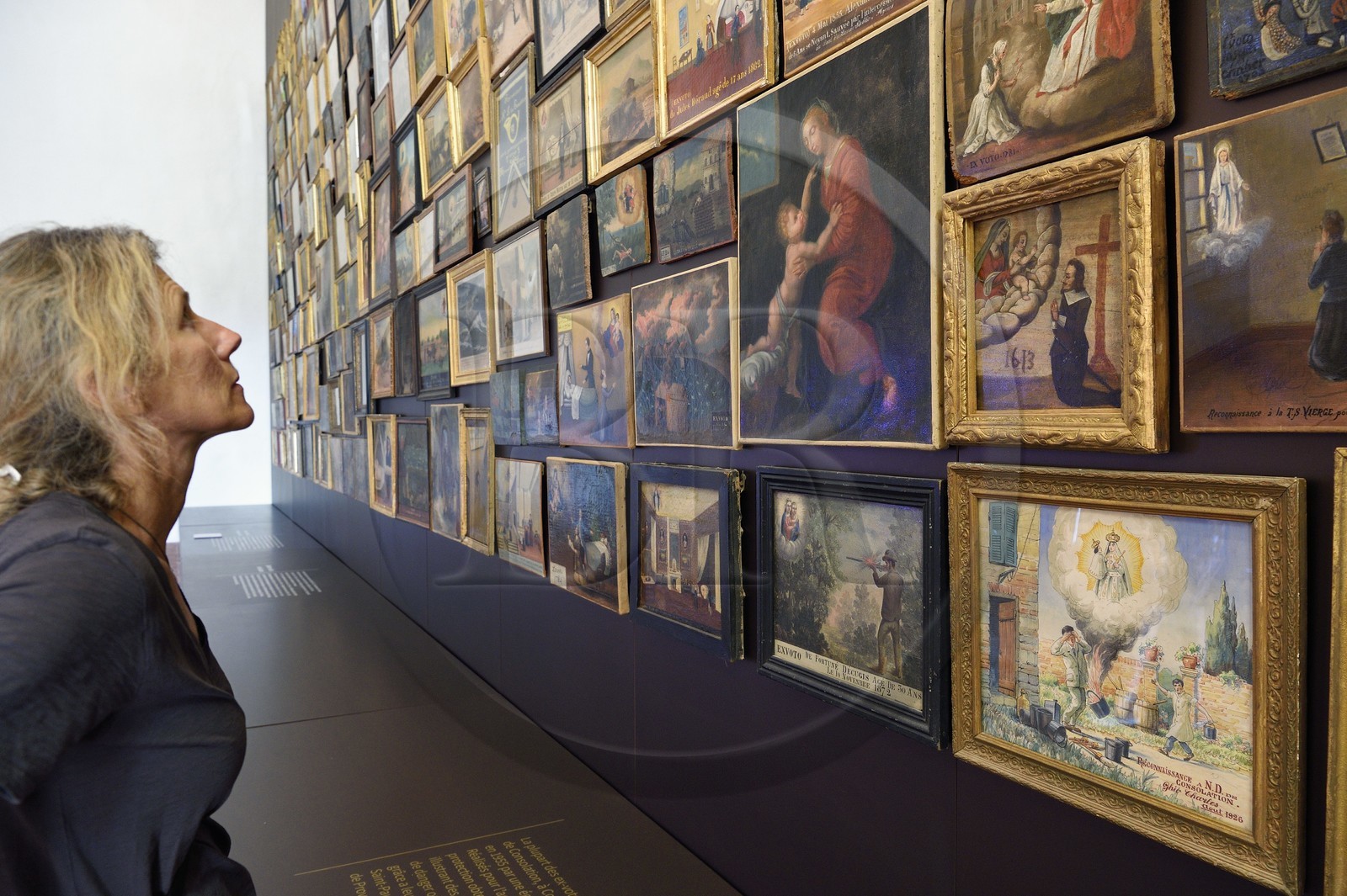 France, Var (83), Hyères, collegiale Saint Paul (XIIème siècle), elle abrite une exposition permanente de 432 ex-votos, chacun illustrant une scène de la vie quotidienne face à une situation définie de péril ou de menace, le plus ancien au premier plan date de 1613
