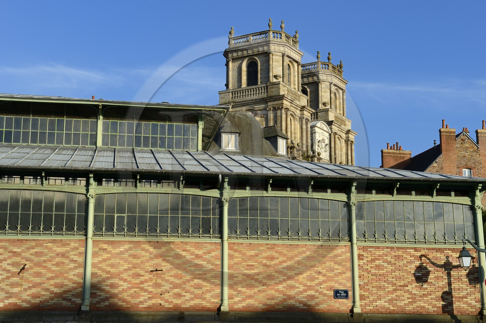 France, Ille-et-Vilaine (35), Rennes, place des Lices, marché des Lices et la cathédrale Saint Pierre