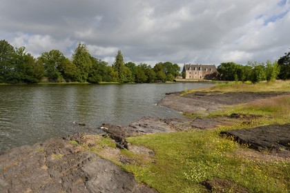 France, Morbihan (56), forêt de Brocéliande, Concoret, le château de Comper qui abrite les expositions du Centre de l'imaginaire arthurien, le Grand Etang ou Lac de Viviane
