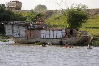 Vietnam, province de Ninh Binh, village insulaire de Kenh Ga, jeux d'eau des enfants