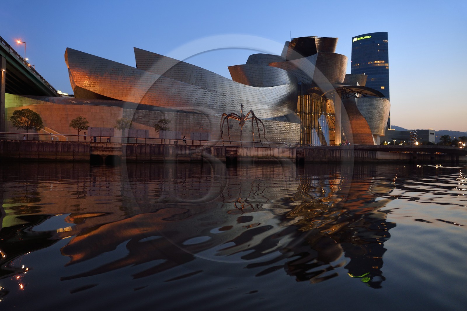 Espagne, Pays basque espagnol, Biscaye, Bilbao, le musée Guggenheim de l'architecte Frank Gehry et la Tour Iberdrola