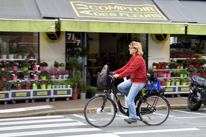 France, Pyrénées-Atlantiques (64), Pays-Basque, Saint-Jean-de-Luz, cycliste et son chien