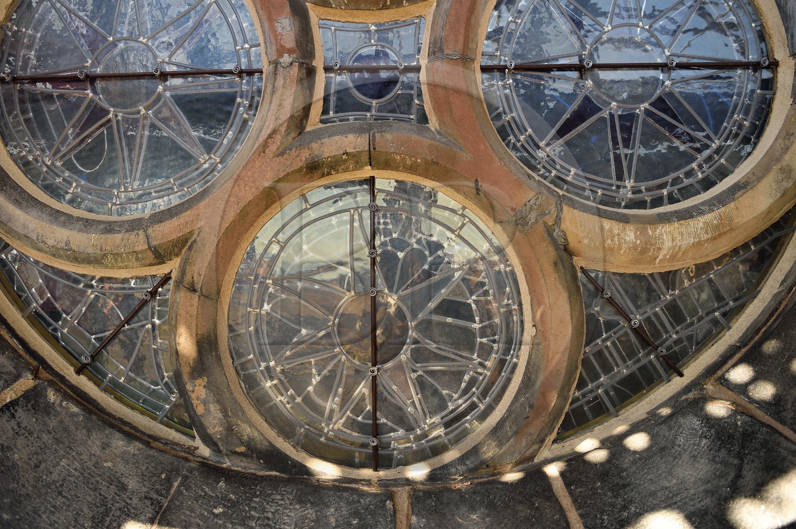 France, Bas-Rhin (67), Strasbourg, vieille ville classée au Patrimoine Mondial de l'UNESCO, la cathédrale Notre-Dame, facade orientale, vitrail d'origine doublé par un vitrail moderne en exterieur en verre blanc pour sa protection