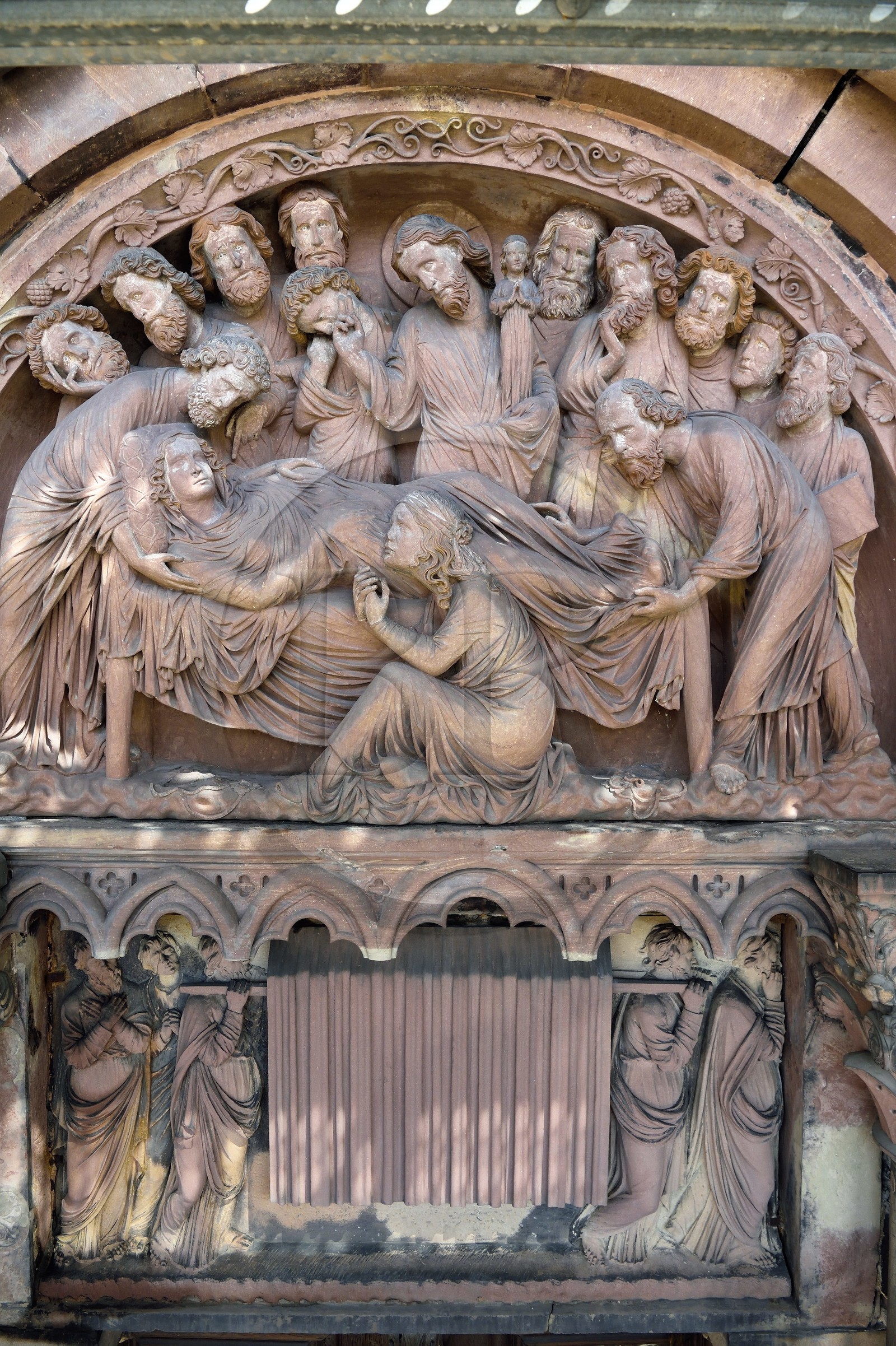 France, Bas-Rhin (67), Strasbourg, vieille ville classée au Patrimoine Mondial de l'UNESCO, la cathédrale Notre-Dame, Portail du Jour du jugement, tympan de la Dormition de la Vierge, un des chefs d'œuvre du style 1200