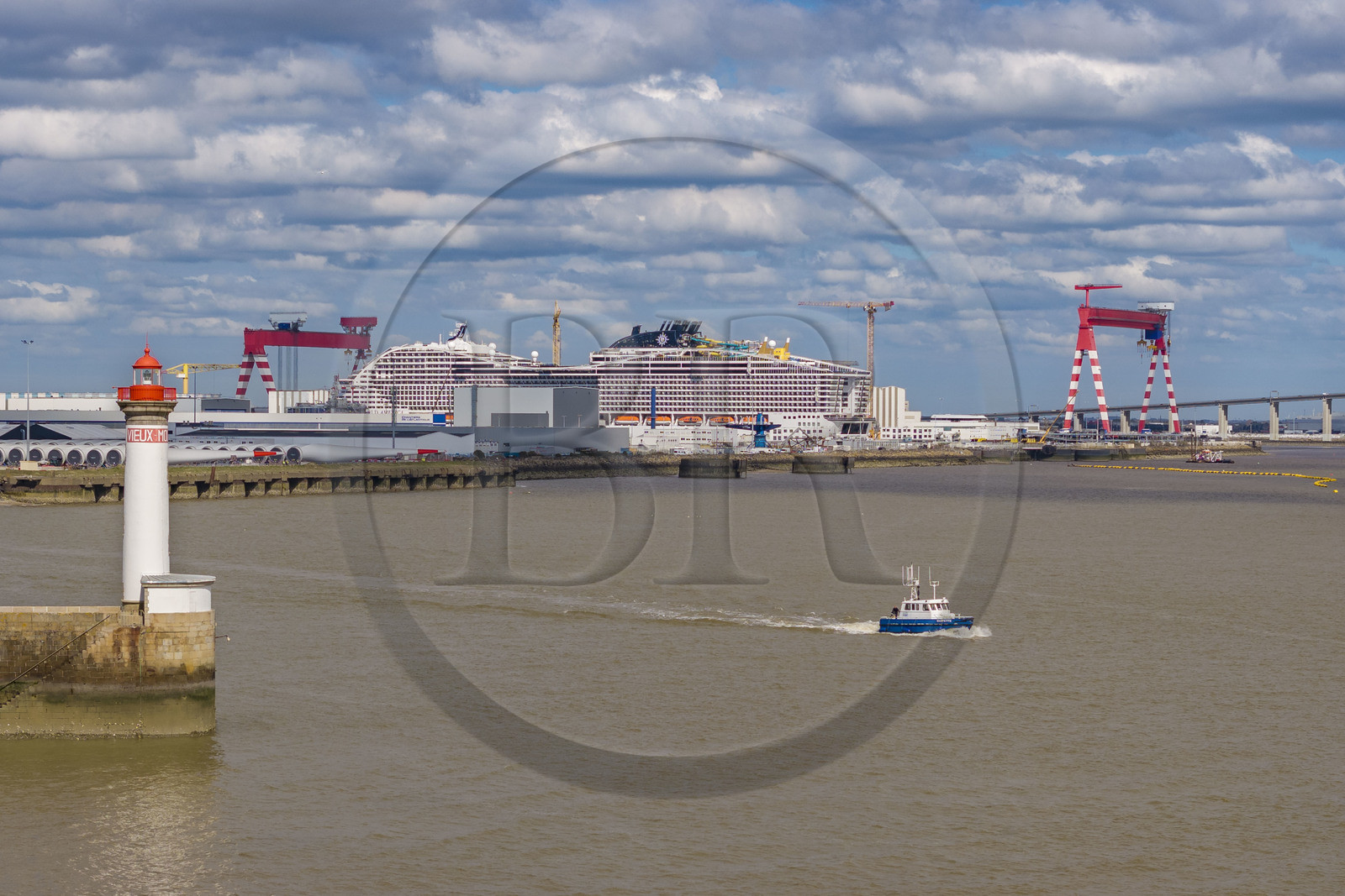France, Loire-Atlantique (44), Saint-Nazaire, le phare du Vieux Mole et le paquebot de 333m MSC World America construit par les Chantiers de l'Atlantique en arrière plan (vue aérienne)