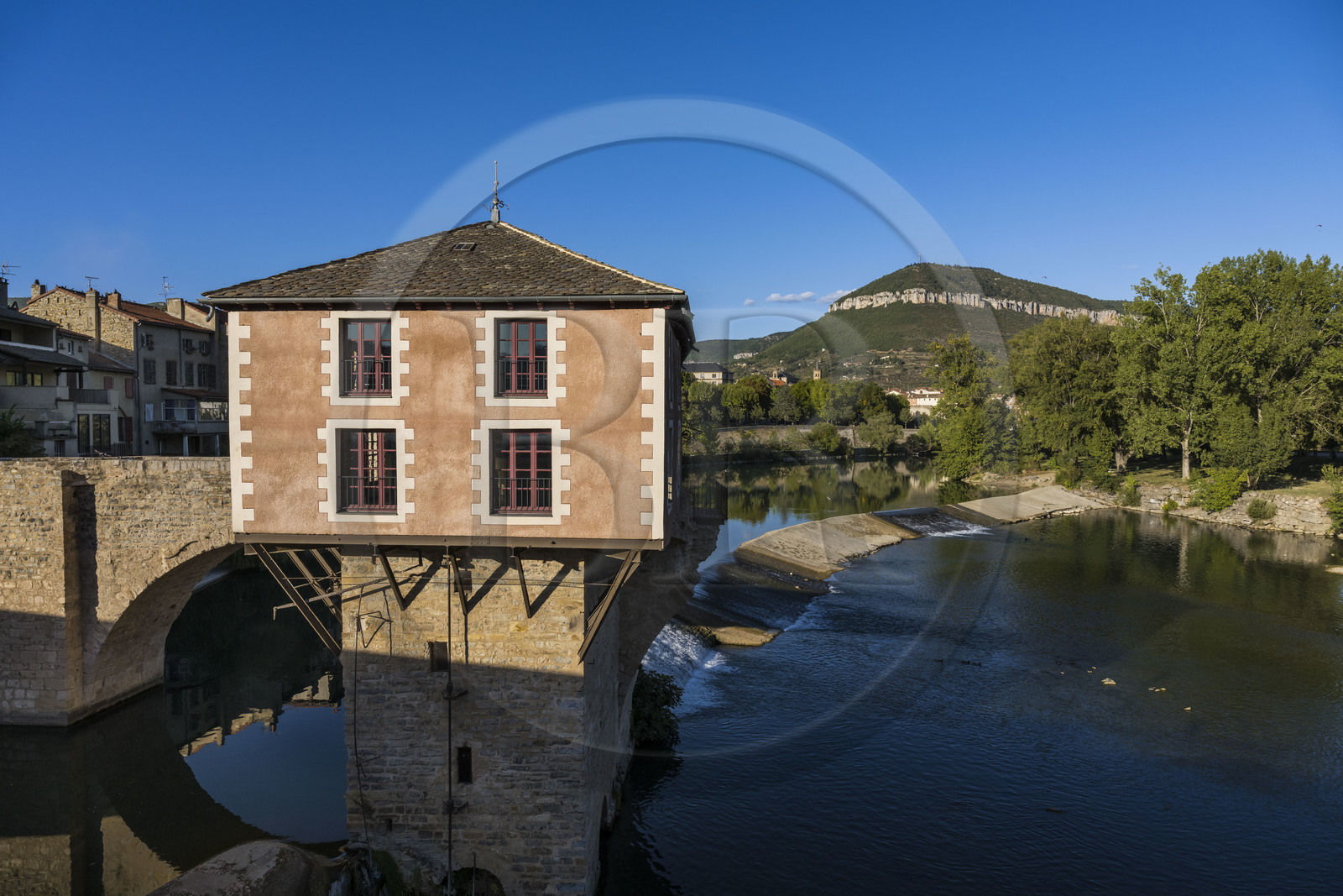 France, Aveyron (12), Millau, le pont Vieux franchissait le Tarn, l'ancien moulin sur sa deuxième pile