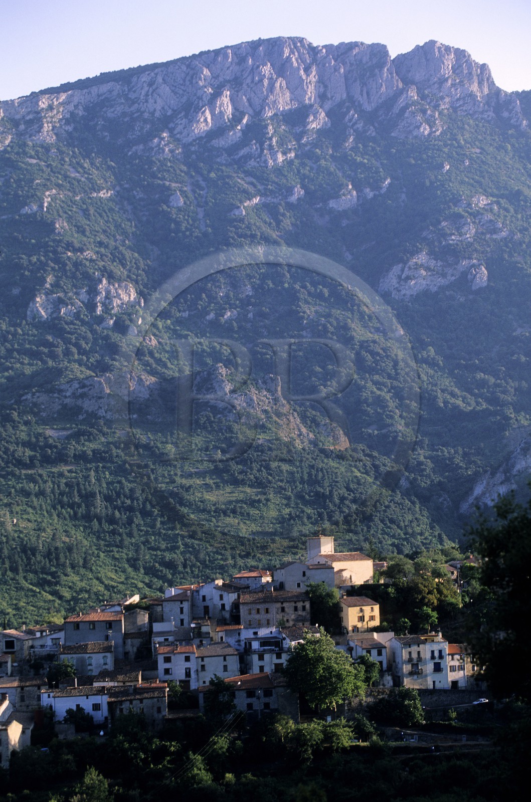 France, Aude (11), village de Duilhac-sous-Peyrepertuse