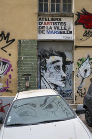 France, Bouches-du-Rhône (13), Marseille, quartier du Panier, peinture murale et graffitis dans la rue de Lorette