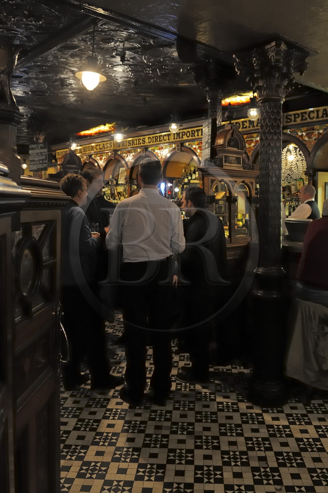 Royaume-Uni, Irlande du Nord, Belfast, le Crown Liquor Saloon fondé en 1826 est le seul pub à faire partie du National Trust (Monuments Historiques)