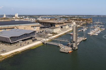 France, Morbihan (56), Lorient, Lorient La Base, ancienne base de sous-marins construite par les Allemands durant la Seconde Guerre mondiale, la Cité de la Voile Eric Tabarly au premier plan (vue aérienne)