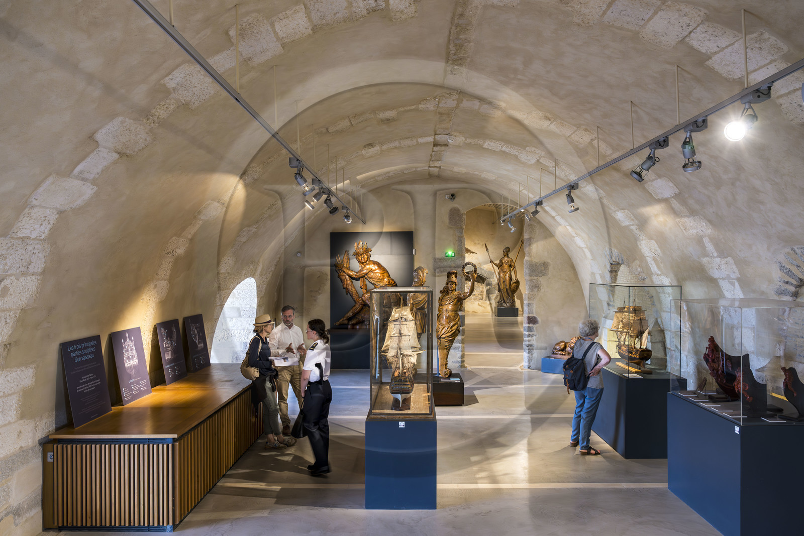 France, Finistère (29), Brest, le musée national de la Marine dans le château, salle consacrée à la décoration navale, statues en bois