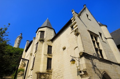 France, Indre et Loire (37), Vallée de la Loire classée Patrimoine Mondial de l'UNESCO, Chinon, l'Hôtel des Etats Généraux au Grand Carroi (rue Voltaire) et la tour de l'Horloge du château (musée Jeanne d'Arc)