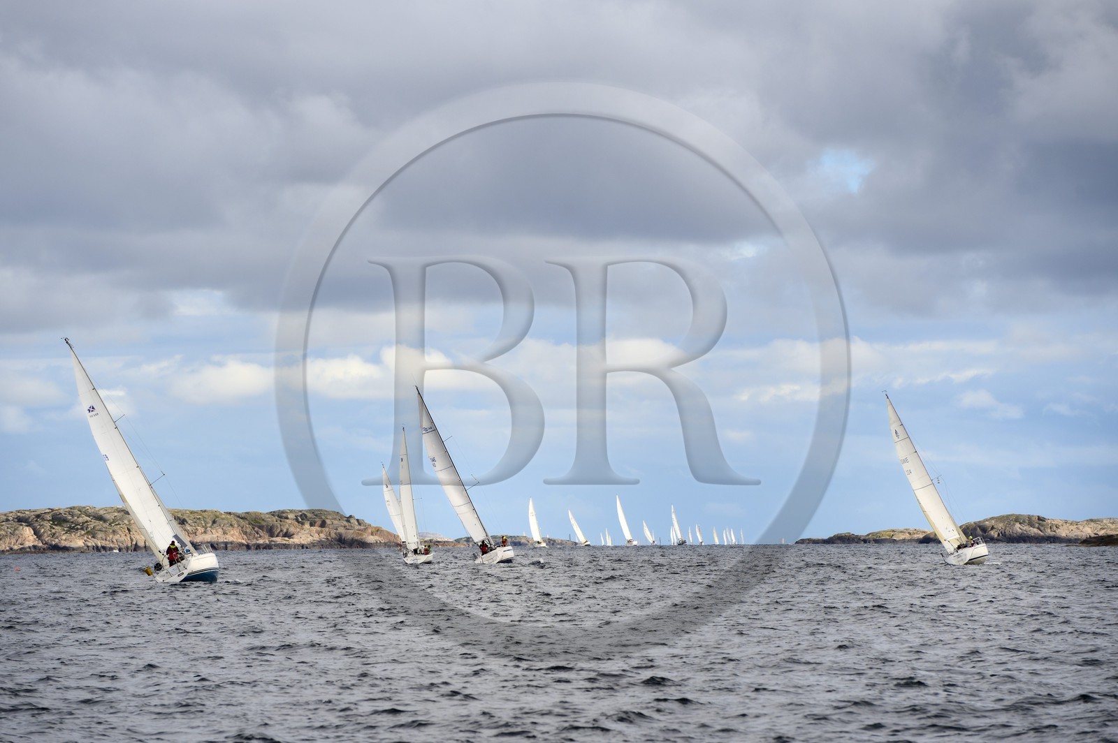 Suède, Västra Götaland, Väderöarna (iles météo) au large de Fjällbacka, régate de voiliers