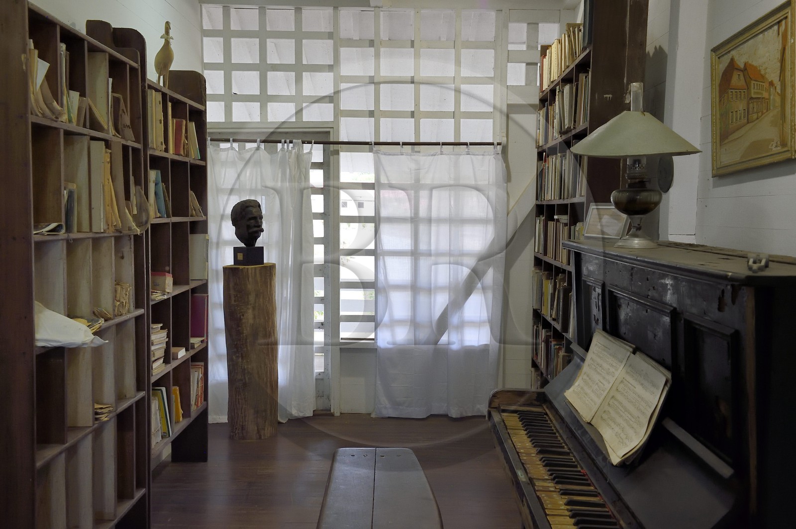 Gabon, Province du Moyen-Ogooué, Lambaréné, l'ancien Hopital Albert Schweitzer devenu musée, le piano sur lequel le docteur aimait jouer du Bach