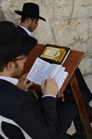 Israel, Jérusalem, ville sainte, vieille-ville classée Patrimoine Mondial de l'UNESCO, Mur des Lamentations ou mur occidental faisant partie des murs de soutènement de l'esplanade du Temple construite par Hérode Ier le Grand, Juif orthodoxe en prière