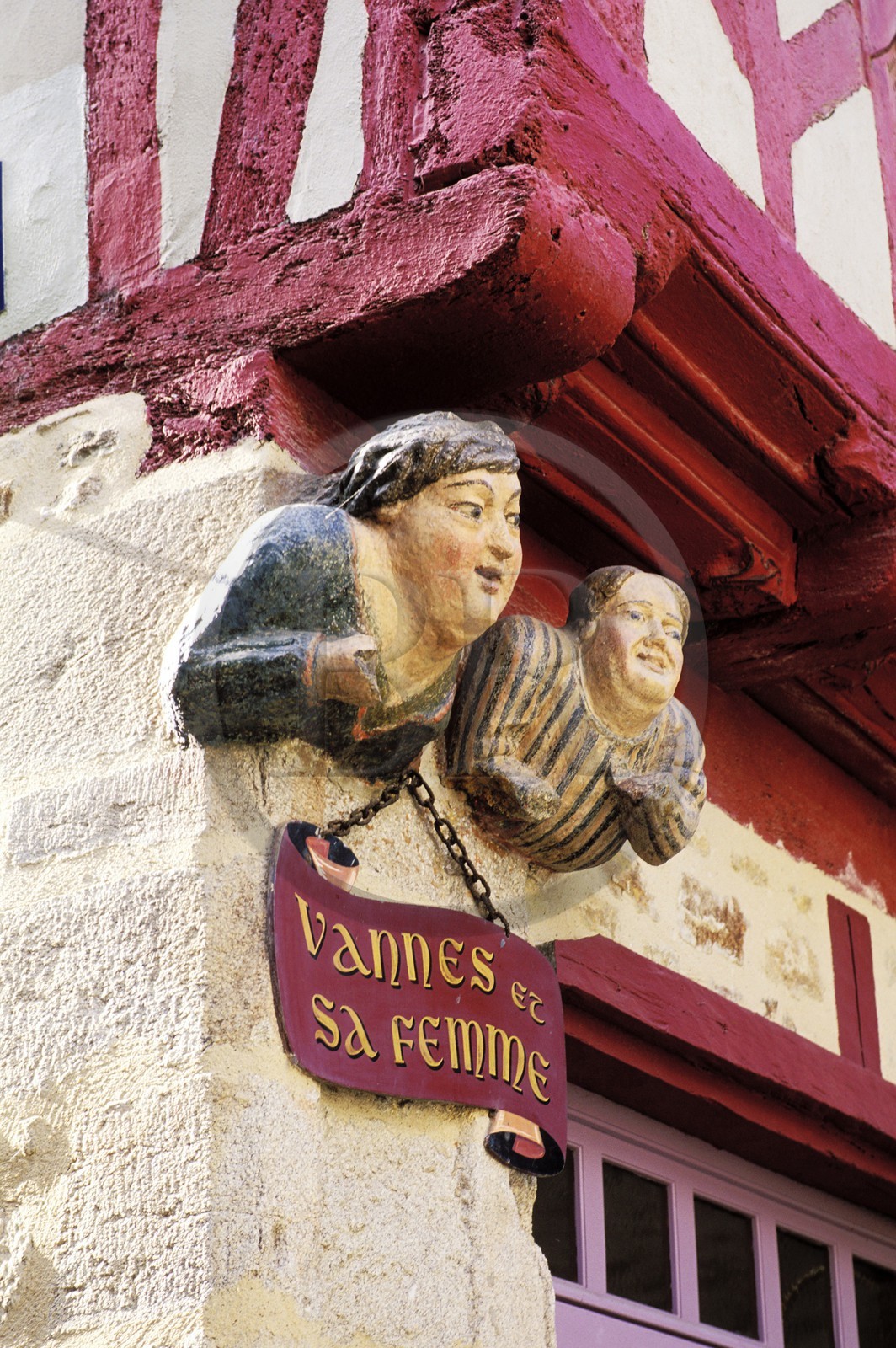 France, Morbihan (56), Vannes, bustes en bois sculpté de Vannes et sa femme sur la place Valencia