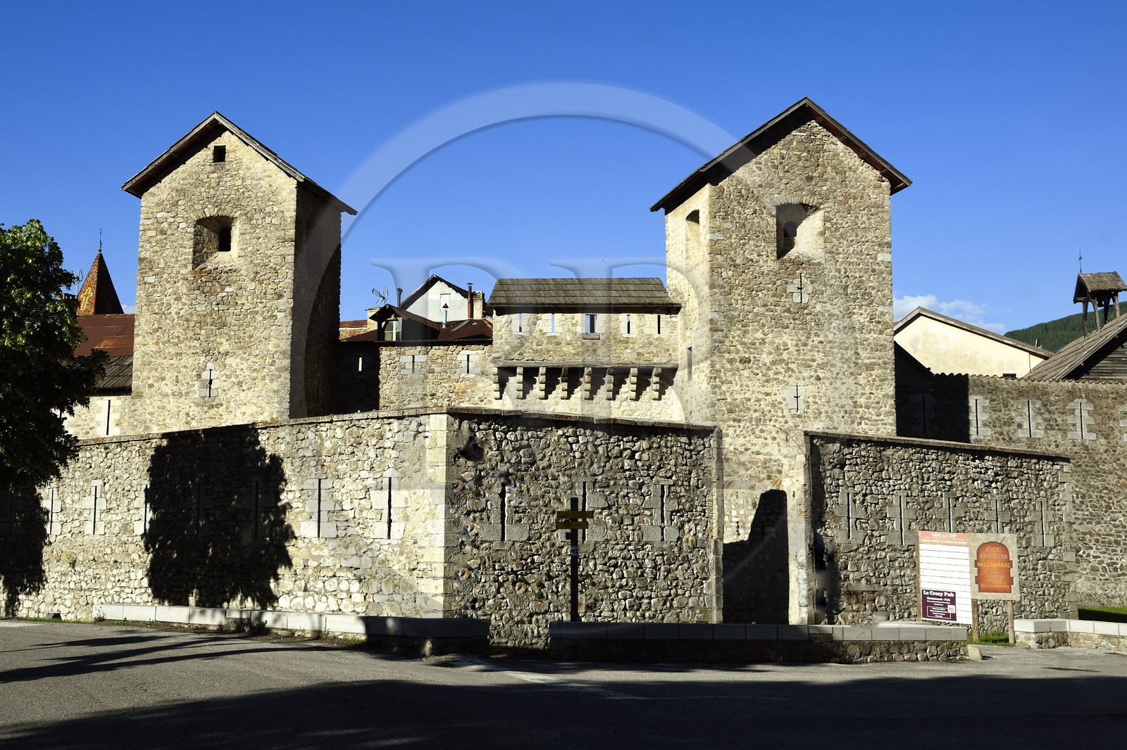 France, Alpes-de-Haute-Provence (04), Parc National du Mercantour et la vallée du Haut-Verdon, Colmars-les-Alpes fortifiée par Vauban à la fin du XVIIe siècle, muraille extérieure de la Porte de Savoie