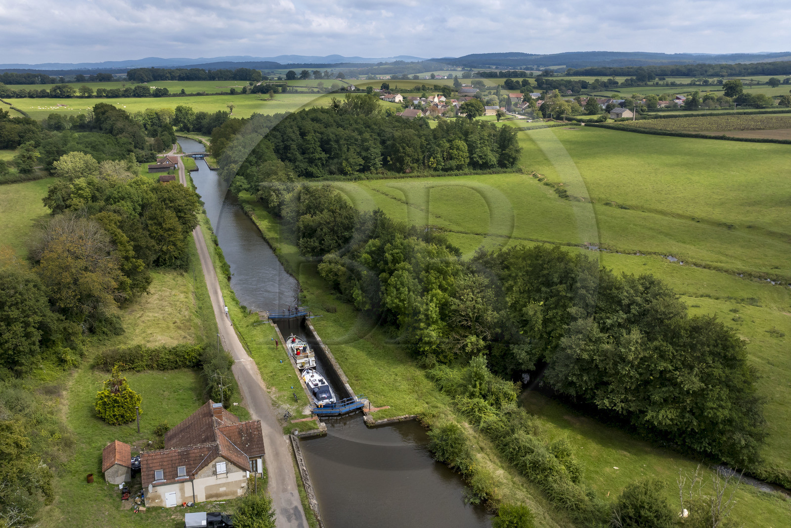 France, Nièvre, Sardy les Epiry, ladder of 16 locks on the Nivernais Canal, lock no. 15 of Champ-Cadoux (aerial view)