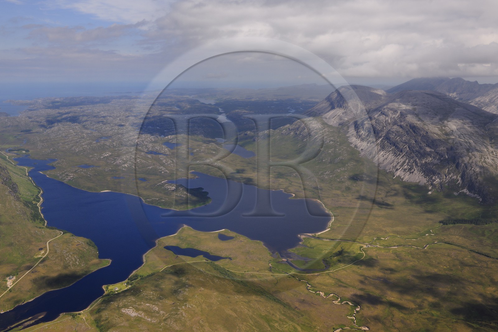 Royaume-Uni, Ecosse, Highland, Sutherland, Loch Stack dans les Highlands du Nord et le Mont Arkle à droite (vue aérienne)