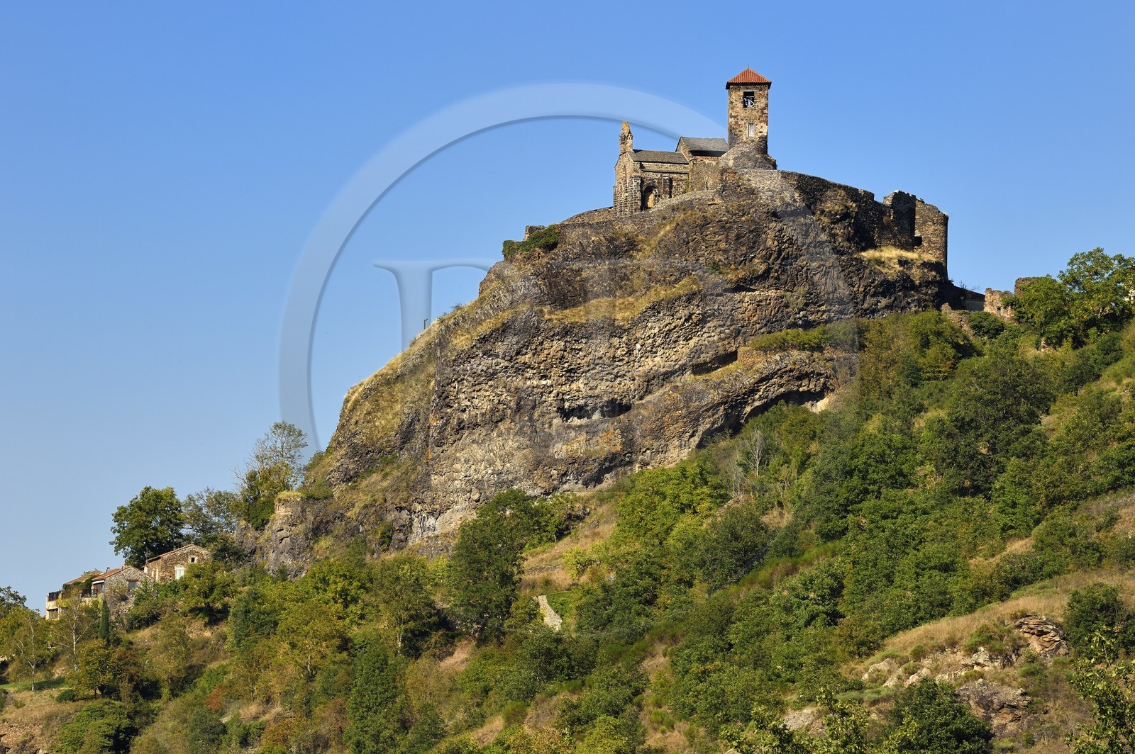 France, Haute-Loire (43), Chateau de Saint-Ilpize du XIVe siècle sur son promontoire rocheux