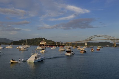 Panama, Panama City, chenal d'accès au Canal de Panama coté Océan Pacifique, un cargo Panamax passant sous le Pont des Amériques (Puente de las Americas)