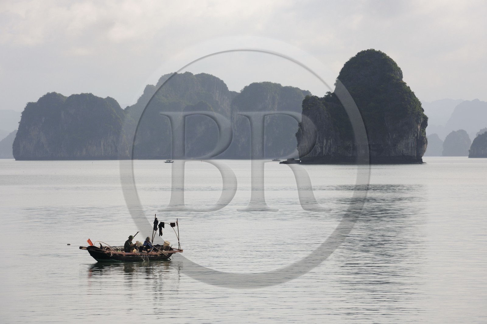 Vietnam, province de Quang Ninh, la Baie d'Halong classée Patrimoine Mondial de l'UNESCO, bateau de pêche entre les iles karstiques