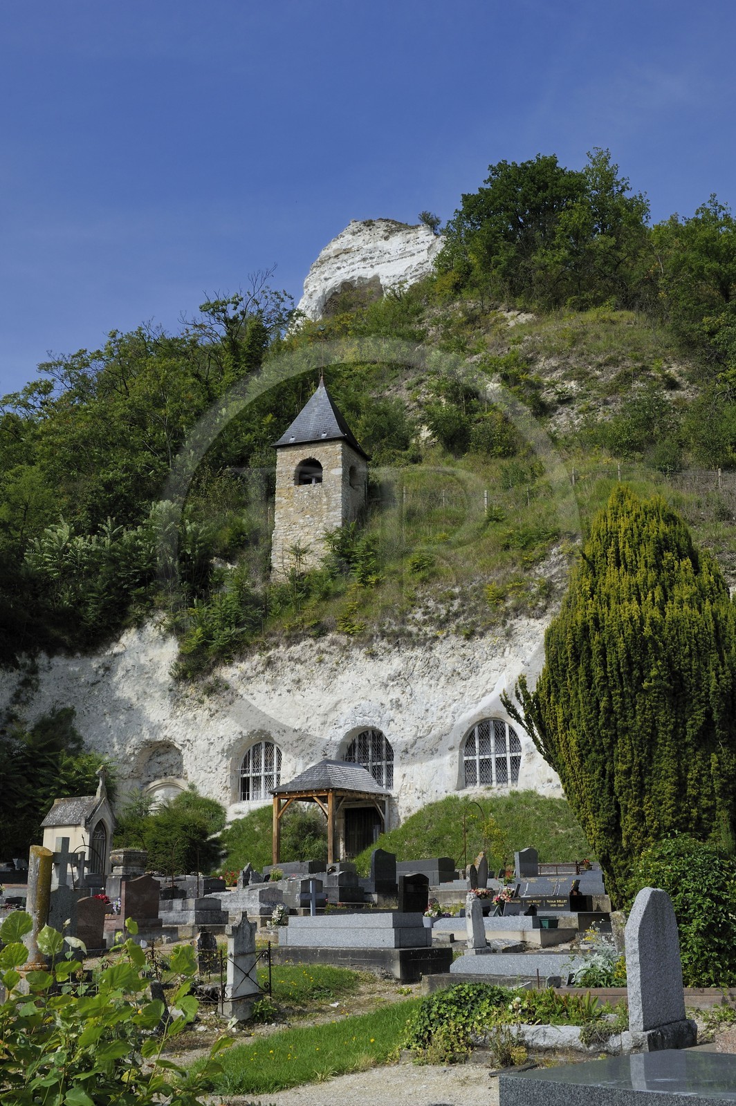 France, Val-d'Oise (95), parc naturel du Vexin français, Haute-Isle, la seule église d'Île-de-France (et l'une des rares du pays, cinq en France) à être entièrement creusée dans une falaise
