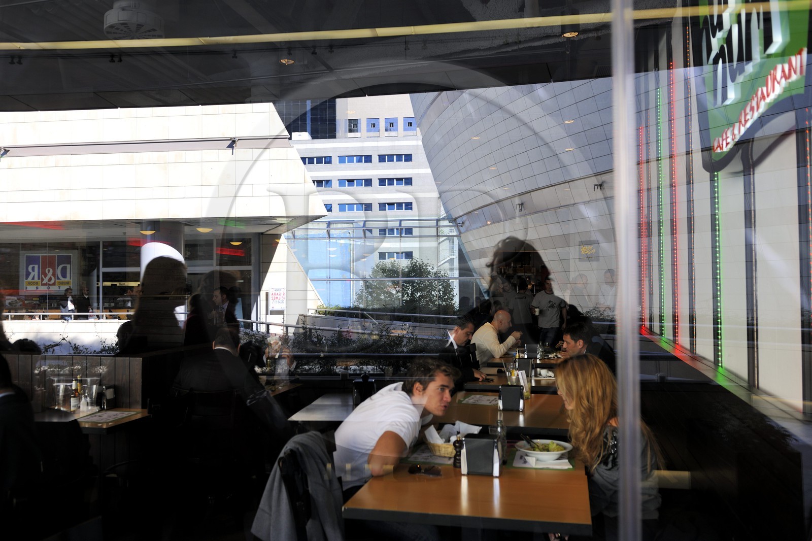 Turkey, Istanbul, Levent District, Kanyon Shopping Mall (Kanyon Alisveris Merkezi) by Jerde Partnership and Tabanlioglu architects firm, fast food