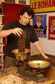 Belgique, Wallonie, région de Bouillon, Corbion, le producteur et fabricant de tabac Vincent Manil dans son entreprise et musée