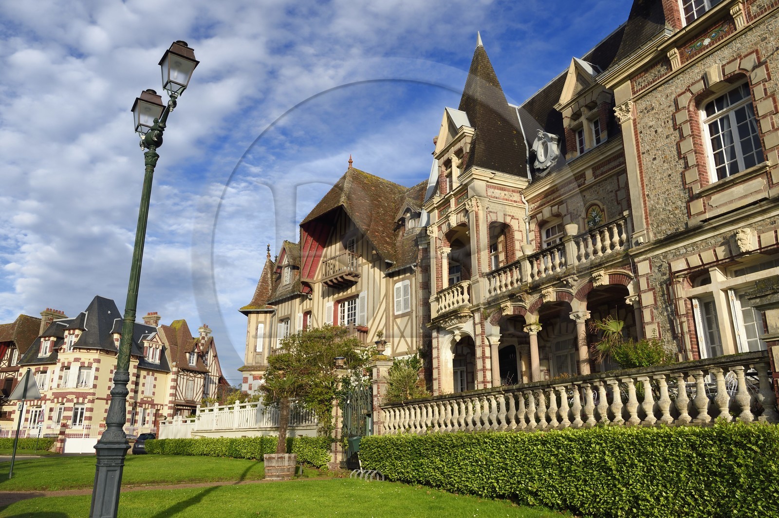 France, Calvados (14), Pays d'Auge, la côte Fleurie, Cabourg, villa à l'architecture balnéaire sur la place du Jardin du Casino