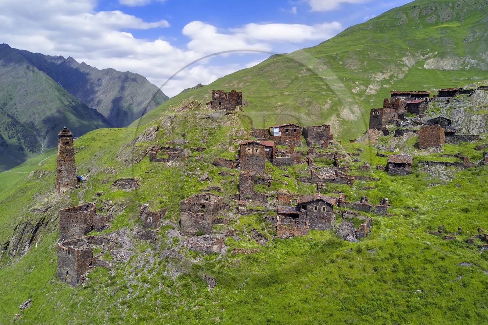 Géorgie, Kakheti, Parc national de Touchétie, vallée de la rivière Alazani dans les montagnes de Pirikiti, village perché de Kvavlo au dessus de Dartlo (vue aérienne)