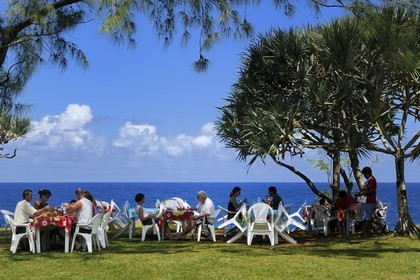 France, Ile de la Reunion, côte sud, Saint-Philippe, restaurant La Mer Cassée en bordure de mer